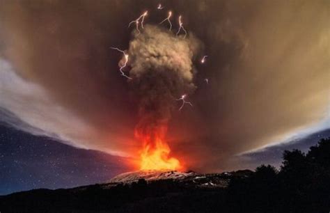 Although volcanic ash clouds can cause flight disruptions, the nearby catania airport was operating normally. Mount Etna Shoots Lava 1KM Up During Massive Eruption ...