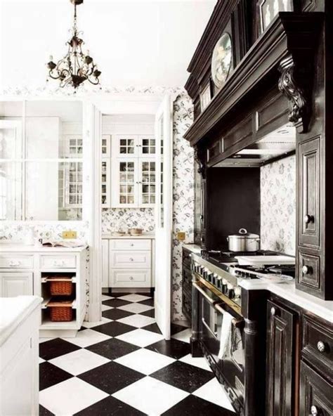 Neben klassischen, hellen designs stehen dabei auch schwarze fliesen für die küche oder bodenfliesen in auffälligeren. Fliesen im Schachbrettmuster - 31 Ideen für passende Deko | Gothic kuchen, Innenarchitektur ...