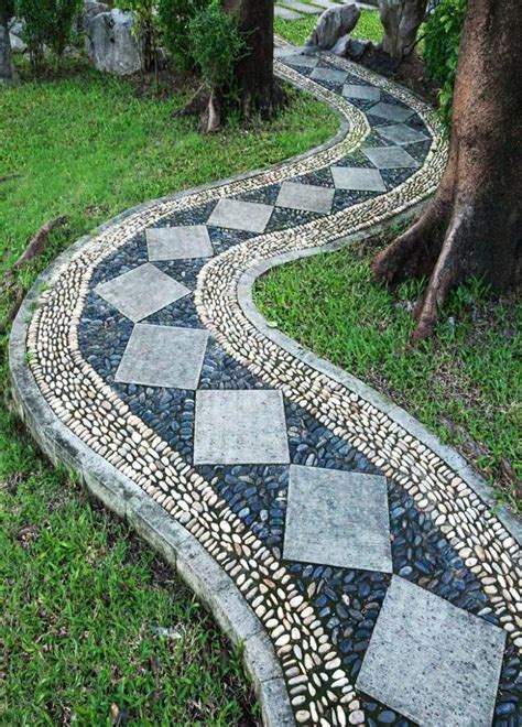 Beautiful Garden Paths Made Of Natural Stone Garden Paths Garden