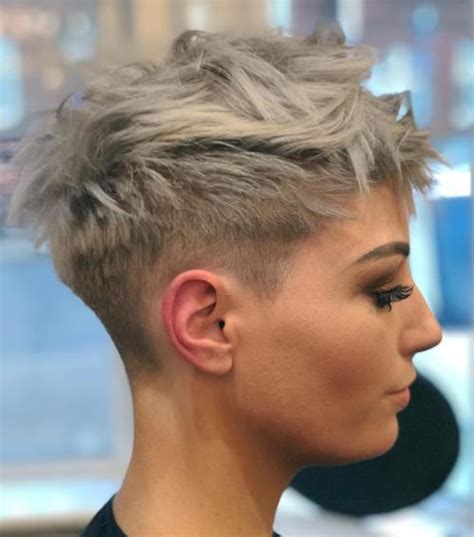Choppy haircuts can get a bad rap for being overly severe, but this sweet and romantic look definitely proves otherwise. 50 Very Short Pixie Cuts for Fine Hair 2020 - Short Pixie Cuts