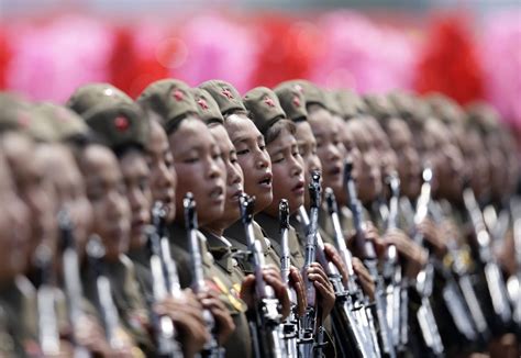 Untuk pertama kalinya sejak perang korea terhenti pada 1953 dan berstatus gencatan senjata, pemimpin tertinggi korea utara menginjakkan kaki di wilayah korea selatan. hello! WORLD: Para Wanita tentera Korea Utara perarakan ...