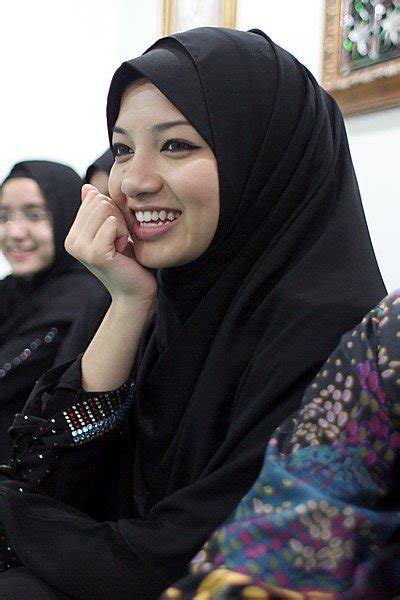 Selain neelofa, ibu dan adik beradik, noor nabila dan ameera turut hadir bersama. Neelofa nampak seksi bila pakai tudung
