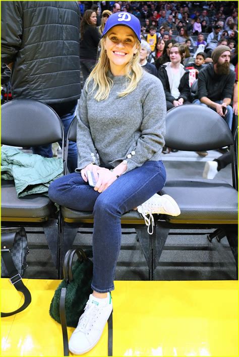 Reese Witherspoon Shows Off Dance Moves At Harlem Globetrotters Game Photo 4240577 Jim Toth