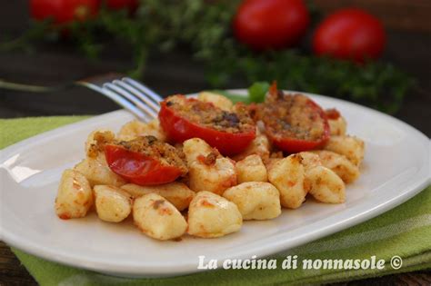 Sto parlando dei pomodori gratinati in padella facili e veloci da preparare e molto gustosi! Gnocchi con pomodorini gratinati | Idee alimentari, Cibo ...