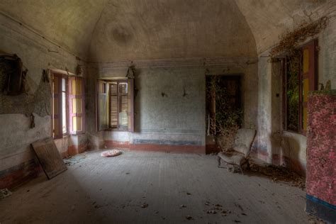 15 Photos Of Abandoned Living Rooms In Decay Urban Photography By