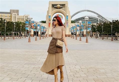 OOTD Tasya Farasya Nude Mocca Saat Liburan Ke Disneyland Jepang