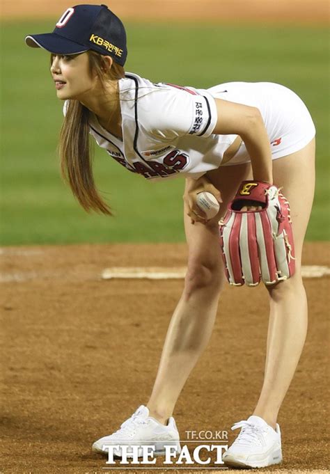 This Baseball Team Was Completely Distracted By One Sexy Model Koreaboo