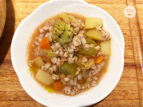 Mettete i fagioli in una ciotola, copriteli con abbondante acqua fredda e lasciateli in ammollo. Zuppa di farro e verdure - Ricette al Volo