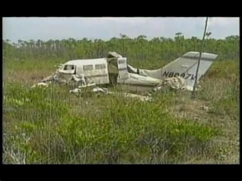 Aaliyah's plane crash rare exclusive photos. Losing Aaliyah part 1.avi | Aaliyah funeral, Aaliyah death ...
