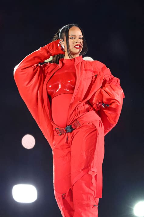 Rihanna Fans Are Convinced Shes Pregnant After She Shows Bump During Super Bowl Halftime