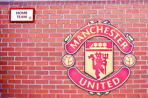 Wandtattoos manchester united wappen farbe. Manchester United Wappen am Stadion - Europapokal.de