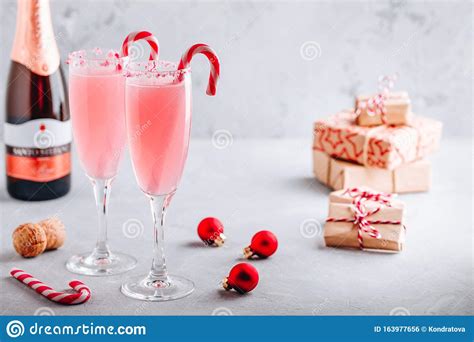 Sure, christmas is over come nye. Christmas Festive Drinks With Champagne - Mimosa Festive ...