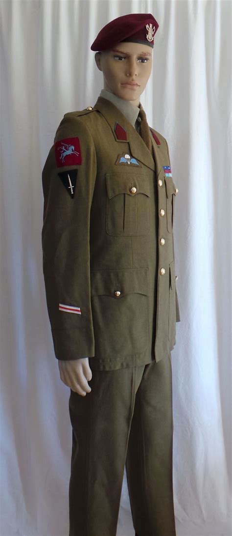 Uniforms and equipment , verlag militaria. Belgian Army - Uniforms