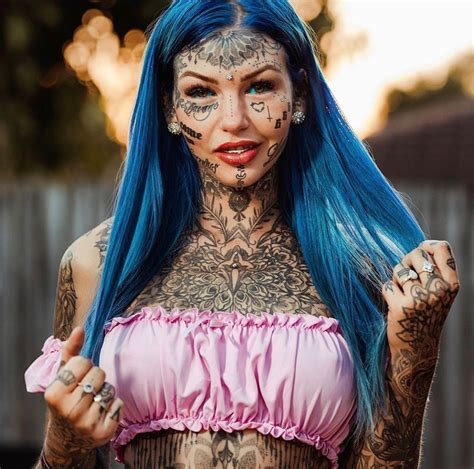 Na Obrázku Může Být Jeden člověk Nebo Víc Lidí A Venku Girl Face Tattoo Girl Tattoos