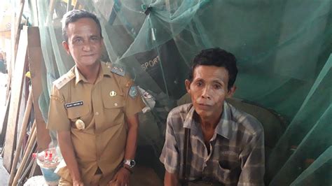 Wan ali wan abdullah, 78, yang hidup sebatang kara mengalami masalah pendengaran dan menghidap saraf. Vlog Bersama Wakil Bupati Sangihe, Mengunjungi Warga ...