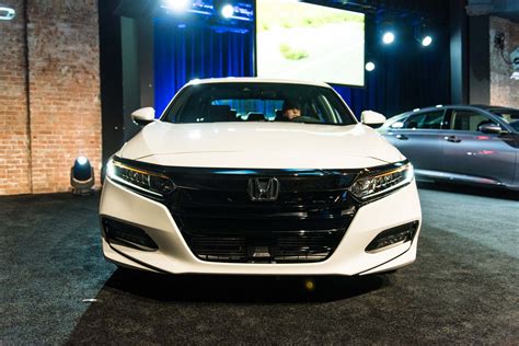 Maybe you would like to learn more about one of these? 2018 Honda Accord Sport front end - Motor Trend en Español
