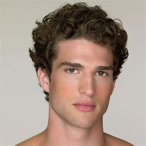 From short curly styles to long man buns, here are our favorite men's hairstyles for curly hair. Image from http://stylesthatworkformen.com/wp-content ...
