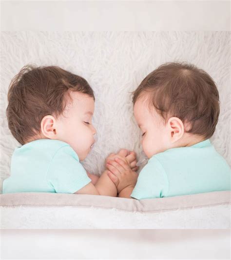 can twins sleep together in the same crib