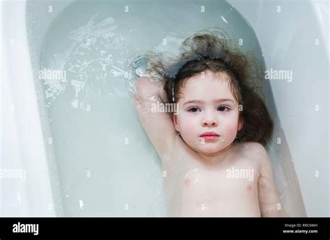 Une Petite Fille Dans La Salle De Bains Portrait De Nursery Dans Un