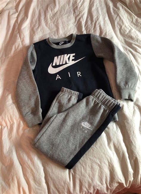 Stay cozy and comfortable this winter with a nike fleece tracksuit, perfect for any everyday occasion. Nike Toddler sweatsuit. Sweatshirt and sweatpants Size M ...
