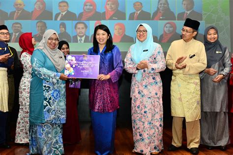 Zuki bin ali timbalan ketua setiausaha kanan jabatan perdana menteri sempena perhimpunan bulanan bersama. MAJLIS PERHIMPUNAN BULANAN MESTECC MEI 2019 - Kementerian ...