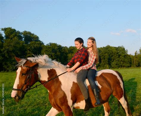 Zwei Junge Frauen Reiten Auf Einem Pferd Stock Foto Adobe Stock