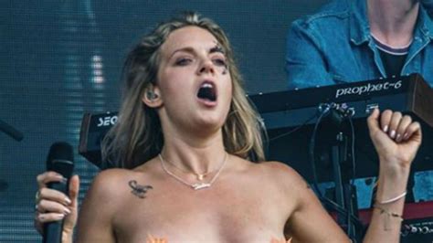 esta cantante se quitó la camiseta y mostró sus pechos en pleno concierto foto telemundo