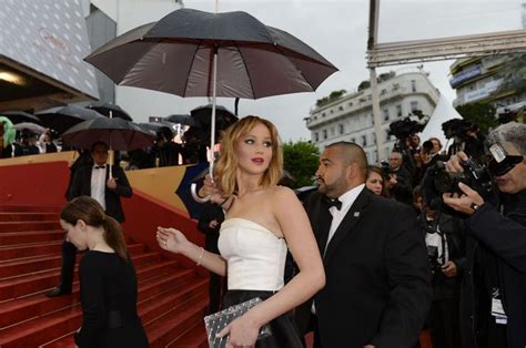 The Life Of A Celebrity Assistant In 40 Photos Jennifer Lawrence Celebrities Celebs