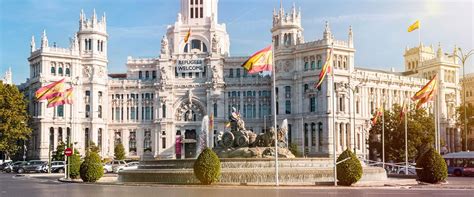 Ciesz się pogodą i fiestą z najbliższymi! Plaza de Cibeles to najbardziej charakterystyczna ...
