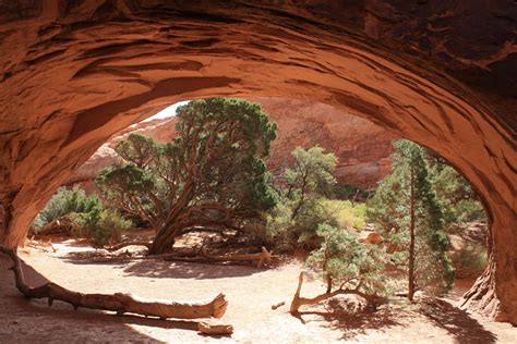 Navajo Arch Located In Utah From This Angle It Looks Like Im In A