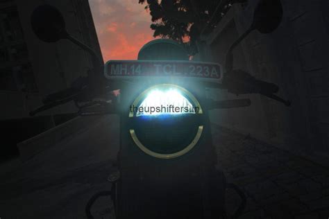 Husqvarna hat die beiden neuen modelle vitpilen husqvarna svartpilen 250 is a commuter bike available in 1 variant in india. Husqvarna Vitpilen 250 Review - The café Racer - The ...