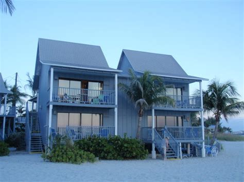 Lahaina inn was established in 1938 and is one of the few vintage boutique hawaiian hotels left. Lahaina Inn Resort (Fort Myers Beach, FL) - Condominium ...