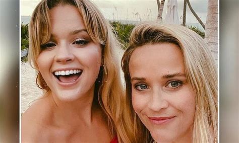Reese Witherspoon Takes A Selfie With Her Mini Me Daughter Ava
