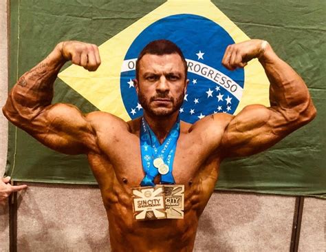 Ele participou de um trisal com fani e íris stefanelli. Kleber Bambam se muda para Las Vegas e se dedica ao ...