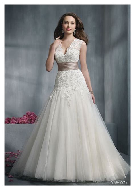 They are so comfortable for the bride and can be different style and include train. Best Wedding Dress For Big Bust - Wedding and Bridal ...