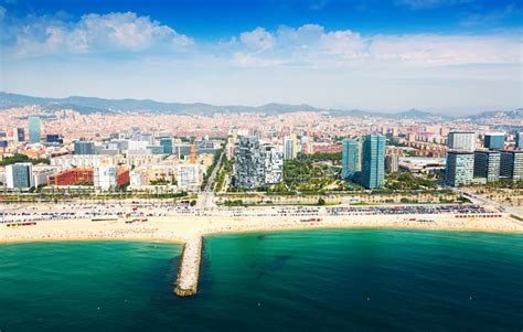 At metro barcelona we want to help you find your way around this city, by providing all the information you needed to discover barcelona by public transport. Vogelperspektive Von Barcelona Vom Meer Bezirk Sant Marti ...