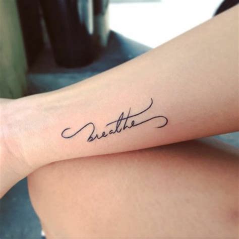 Tatuajes de letras para mujeres. Tipos de letras para tatuajes - estilos y diseños a la última