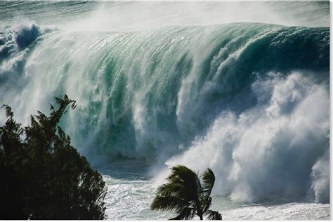 70 Foot Waves Hit Hawaii — Earth Changes —