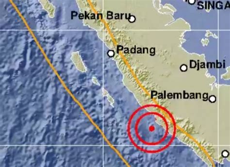 Gempat tidak berpotensi tsunami, bunyi peringatan bmkg melalui situsnya. Kali Ini Gempa Berkekuatan 5,0 Magnitudo Guncang Bengkulu ...