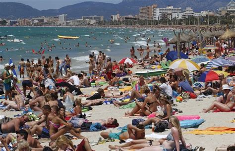 Photos Crowd In Balearic Island Portrays Spains Booming Tourism Ibtimes
