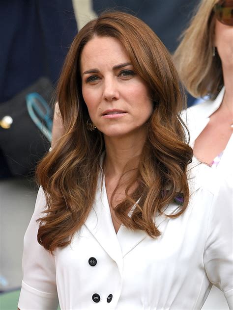 Die aus einem bürgerlichen haus stammende kate hat zwei jüngere geschwi. Herzogin Kate: Die Top 10 ihrer schönsten royalen Frisuren