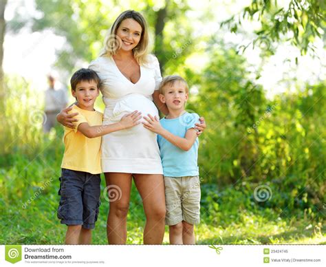 Madre Embarazada Con Dos Hijos Imagen De Archivo Imagen De Tres