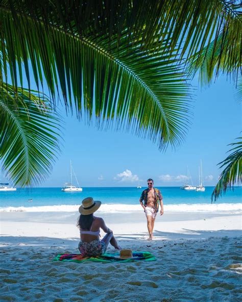 Ilha Tropical De Praslin Seychelles Com Praias Brancas E Palmeiras Casal Homens E Mulheres De