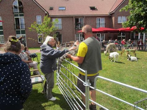 Impfstart im haus am königsmoor!. Tränkler´s Rollender Zoo besucht unser Haus am Königsmoor ...