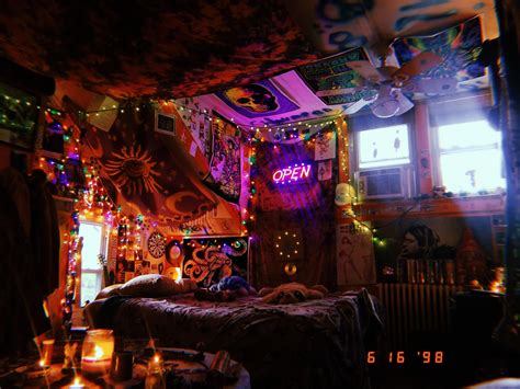Rainbow kitten surprise seattle wa paramount theater. My trippy room in 2020 | Aesthetic room decor, Retro room ...