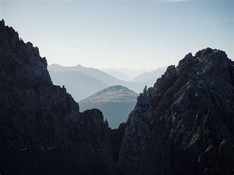 Paisagem Alpina Panorama Das Camadas Da Silhueta De Montanha Em
