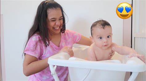 Dando Banho No BebÊ Pela Primeira Vez Youtube