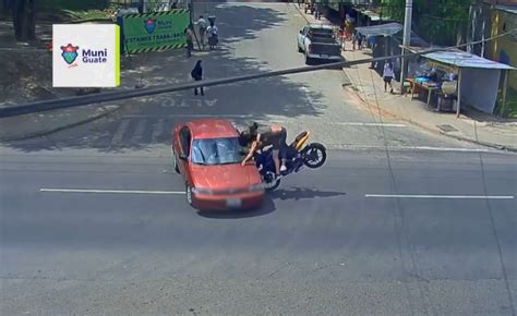 Video Mujeres A Bordo De Moto Sufren Grave Accidente Al Chocar Contra