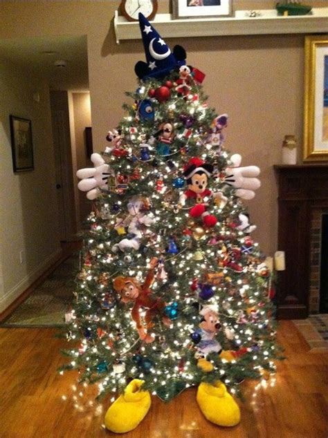 The traditional colors of christmas are pine green (evergreen), snow white. 45 Amazing Disney Christmas Tree Decorations Ideas ...