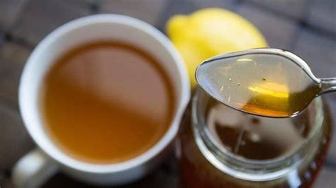 Campurkan lemon dengan putih telur, kemudian oleskan secara merata pada wajah. Manfaat Tak Terduga Minum Teh Campur Madu di Pagi Hari ...